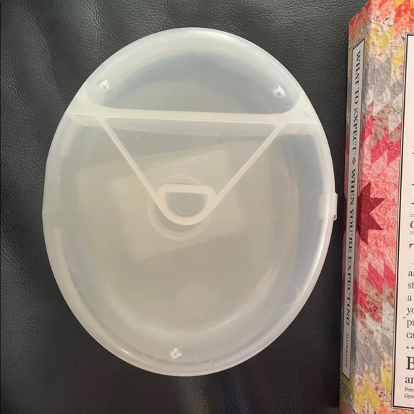 Breastfeeding gear and book - Picture 2 of 8